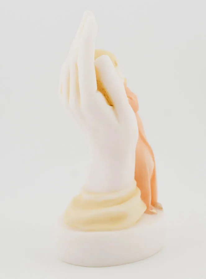 Beeld God's hand beschermt Je - Handgeschilderd - Voor Meisjes - 10cm (pic 3)