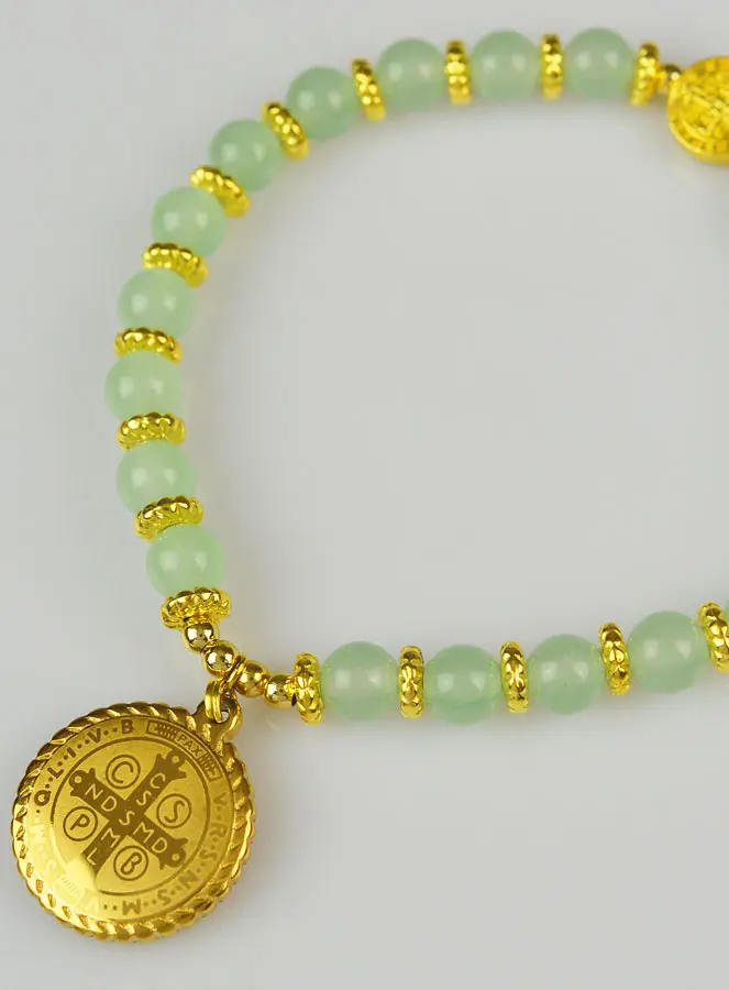 Religieuze Armband van Licht Groene Jade Edelsteen en St Benedictus (pic 4)