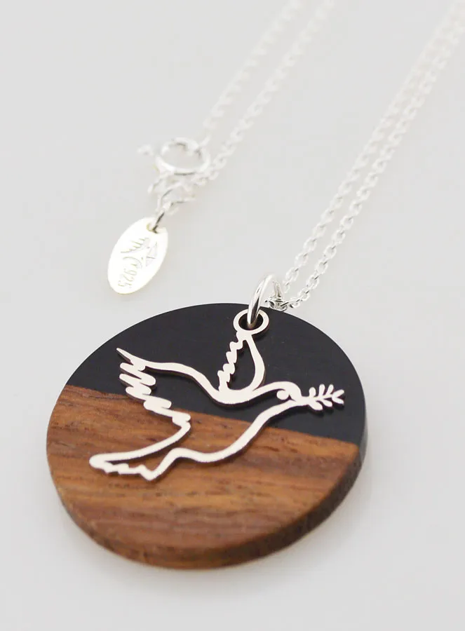 Zilveren Collier - Hanger Hout en Hars met Vredesduif (pic 1)