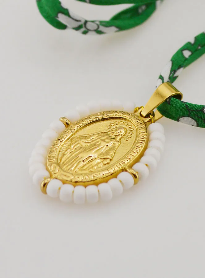 Wonderdadige Medaille met Kralen - Groen Liberty Koord (pic 1)