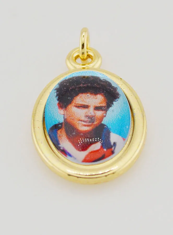 Hanger Heilige Carlo Acutis Goudkleurig - 25mm (pic 2)