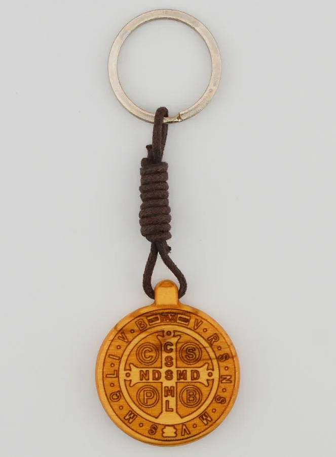 Sleutelhanger van Sint Benedictus van Olijfhout (pic 1)