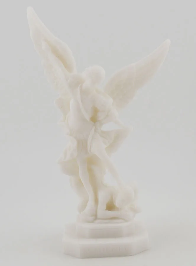 Beeld van Sint Michaël van Albast - 12cm (pic 1)