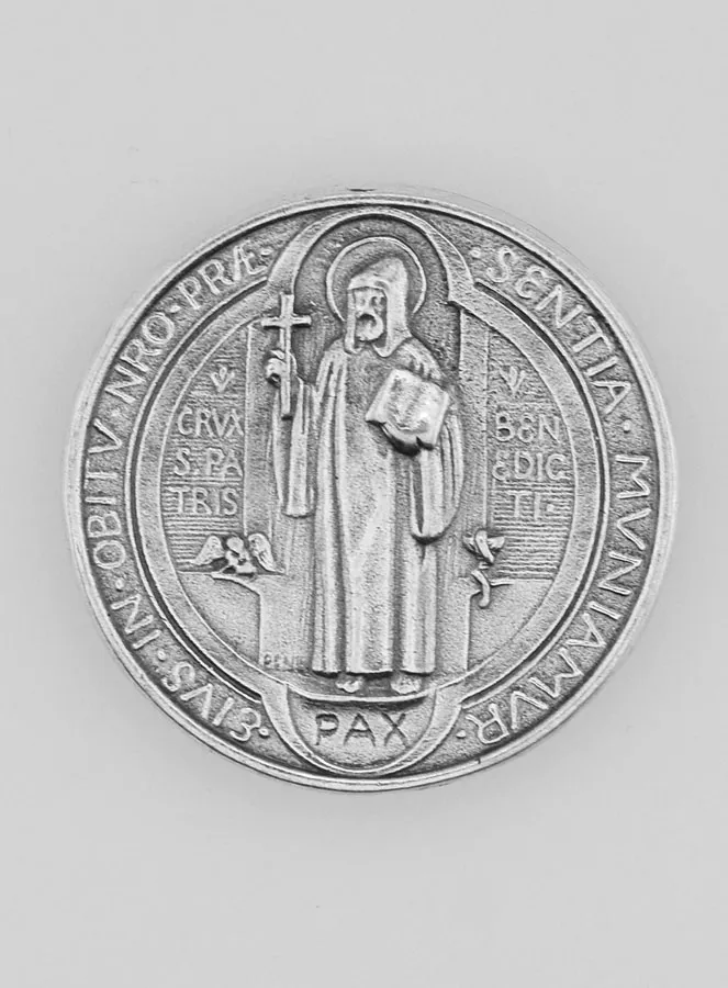 Zelfklevende Badge van Sint-Benedictus - 33mm (pic 1)