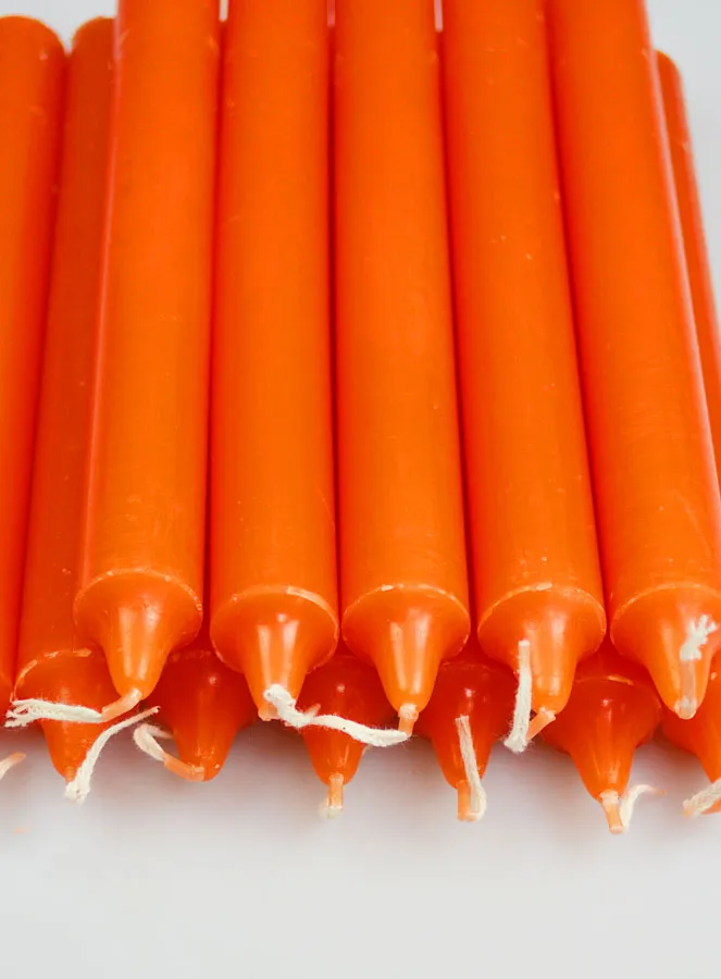 12 Doorgekleurde Tafel Kaarsen Oranje (pic 4)