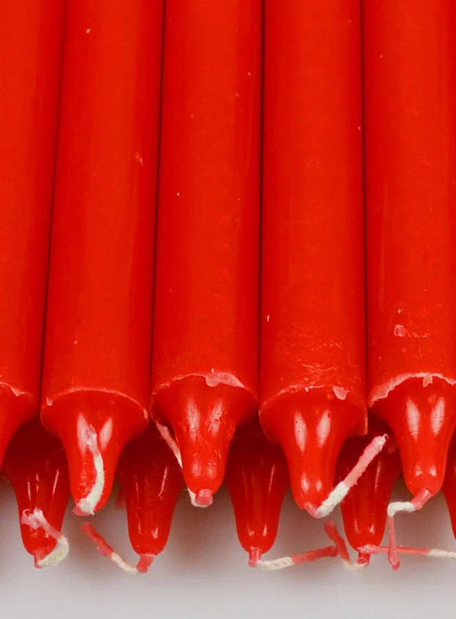 12 Doorgekleurde Tafelkaarsen Rood (pic 4)