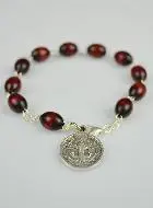 Armband Tientje - Kruis en Medaille van Sint Benedictus