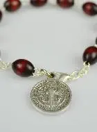 Armband Tientje - Kruis en Medaille van Sint Benedictus