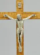 Kruisbeeld Hout met Zilverkleurige Corpus - 18cm