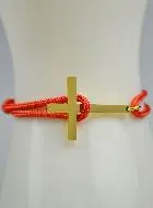 Armband met Goudkleurig Kruis op Rood Koord - voor Dames