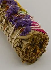 Witte Salie en Bonte Rozenblaadjes - Smudge Stick 30g