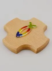 Kruis van Esdoornhout met Glazen Ichtus Vis - 9 cm