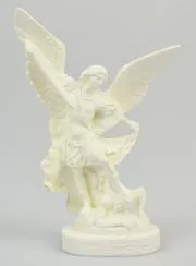 Beeld van Sint Michaël van Fosforescerend Hars - 12cm