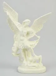 Beeld van Sint Michaël vanLichtgevend Hars - 15cm