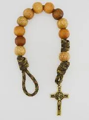 Armband Tientje Grote Kralen en Kruis van Sint Benedictus