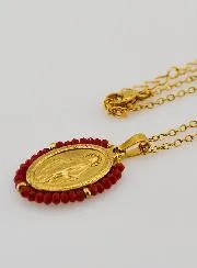 Collier Wonderdadige Medaille – Rode Kralen