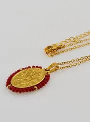 Collier Wonderdadige Medaille – Rode Kralen