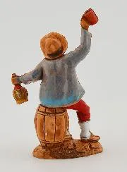 Kerststal Beeld Wijndrinker op zijn Vat – 6cm