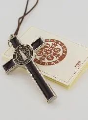 Hanger Kruis Heilige Benedictus - Bruin - 8 cm