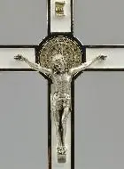 Kruisbeeld Benedictus Kruis op Voetstuk - 20cm - Metaal Wit